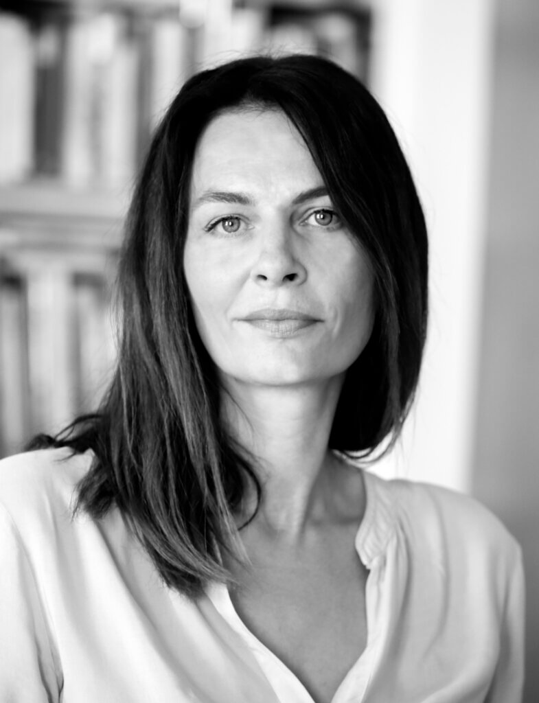 Schwarz-weiß Portraitaufnahme des Jurymitgliedes Martina Fineder. Diese schaut frontal in die Kamera.